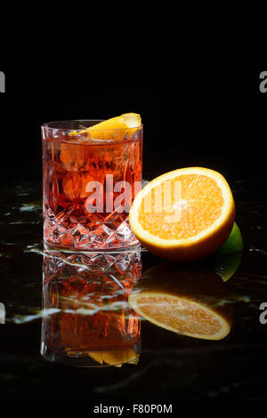 Negroni sur les rochers et orange Banque D'Images