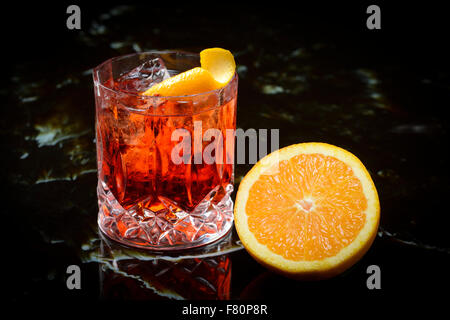 Negroni sur les rochers et orange Banque D'Images