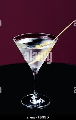 Martini cocktail sur la table avec des olives Banque D'Images