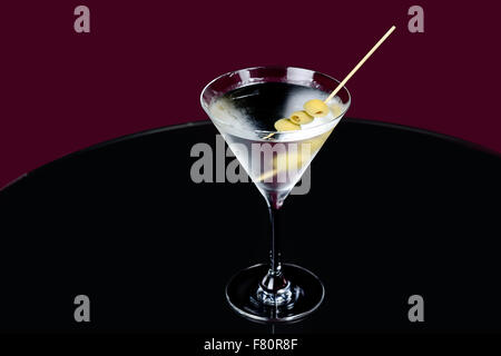 Martini cocktail sur la table avec des olives Banque D'Images