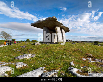 Dolmen de Poulnabrone, le Burren, comté de Clare, Irlande, la façon sauvage de l'Atlantique Banque D'Images