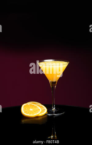 Mimosa verre sur la table Banque D'Images