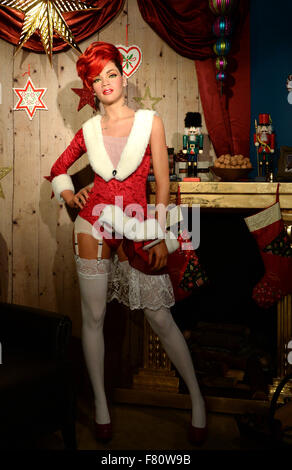 Berlin, Allemagne. 08Th Nov, 2015. La figure de cire de la chanteuse Rihanna dans une tenue à thème de Noël en vu chez Madame Tussauds à Berlin, Allemagne, 04 décembre 2015. Photo : Britta Pedersen/dpa/Alamy Live News Banque D'Images