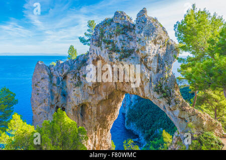 L'Arche, quadriple arche naturelle sur les falaises au-dessus de Capri et la mer Tyrrhénienne, Italie Banque D'Images