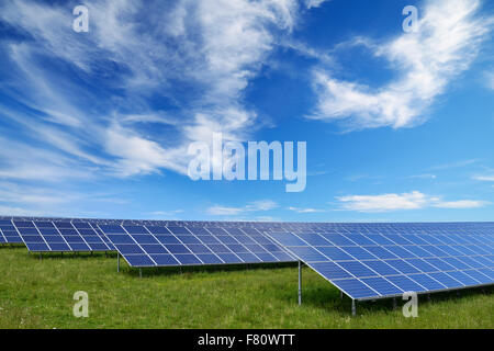 Des panneaux solaires sur une ferme solaire, Royaume-Uni. Banque D'Images