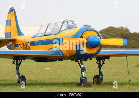 Avions militaires et civils d'époque se sont réunis à l'aéroport de Kemble pour le spectacle aérien annuel Banque D'Images