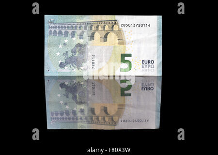 Cinq euro bill dans la réflexion sur le noir Banque D'Images