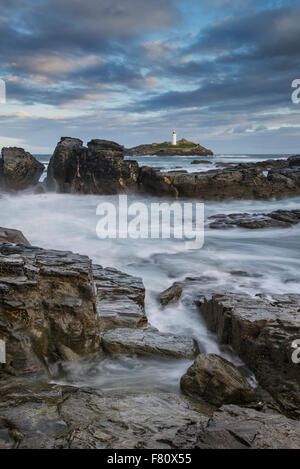 Lever du soleil de l'été magnifique paysage sur Godrevy lighthouse à Cornwall, UK Banque D'Images
