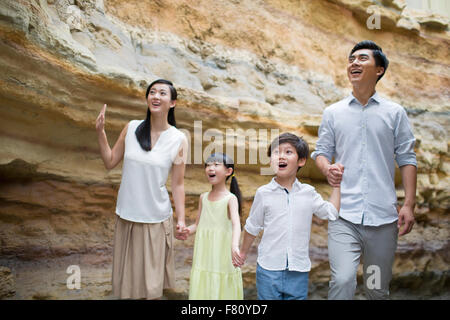 Jeune famille de musée d'histoire naturelle Banque D'Images