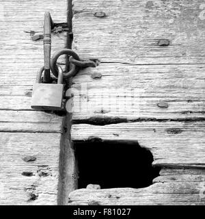 Ancienne serrure sur une porte cassée Banque D'Images