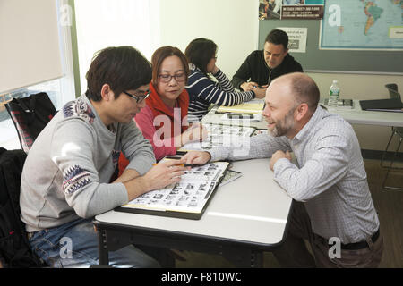 Les immigrants légaux à New York prendre des cours d'anglais gratuits dans un centre communautaire dans le lower east side de Manhattan, à New York. Banque D'Images