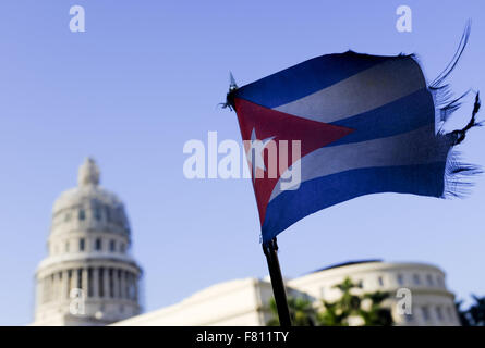 La Havane, Cuba. 29 Oct, 2015. Le drapeau cubain est observé en regard de l'El Capitolio, ou National Capitol Building à La Havane Cuba, 29 octobre 2015. Les citoyens des États-Unis avec des permissions spéciales peuvent se rendre à Cuba. Les autorités cubaines sont en train de négocier avec les États-Unis sur des pourparlers de normalisation pour ouvrir Cuba aux États-Unis. Photo © Andre Andre oublier oublier/ZUMA/Alamy Fil Live News Banque D'Images