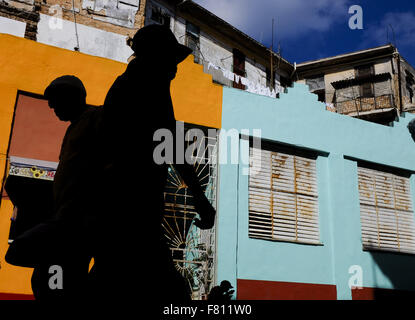 La Havane, Cuba. 29 Oct, 2015. Les personnes sont considérées silhouetté sur bâtiments de couleur pastel à La Havane Cuba, 29 octobre 2015. Les citoyens des États-Unis avec des permissions spéciales peuvent se rendre à Cuba. Les autorités cubaines sont en train de négocier avec les États-Unis sur des pourparlers de normalisation pour ouvrir Cuba aux États-Unis. Photo © Andre Andre oublier oublier/ZUMA/Alamy Fil Live News Banque D'Images