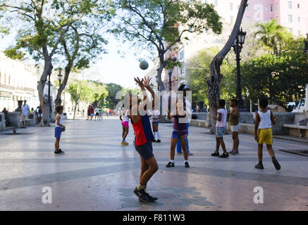 La HAVANE, CUBA. 29 Oct, 2015. Les enfants de l'école jouent sur le Paseo del Prado à La Havane Cuba, 29 octobre 2015. Les citoyens des États-Unis avec des permissions spéciales peuvent se rendre à Cuba. Les autorités cubaines sont en train de négocier avec les États-Unis sur des pourparlers de normalisation pour ouvrir Cuba aux États-Unis. Photo © Andre Andre oublier oublier/ZUMA/Alamy Fil Live News Banque D'Images