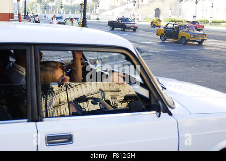 La Havane, Cuba. 29 Oct, 2015. Les bâtiments sont vue reflétée dans la fenêtre d'une voiture à La Havane à Cuba, 29 octobre 2015. Les citoyens des États-Unis avec des permissions spéciales peuvent se rendre à Cuba. Les autorités cubaines sont en train de négocier avec les États-Unis sur des pourparlers de normalisation pour ouvrir Cuba aux États-Unis. Photo © Andre Andre oublier oublier/ZUMA/Alamy Fil Live News Banque D'Images