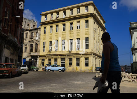 La Havane, Cuba. 29 Oct, 2015. Un homme porte les pigeons à La Havane Cuba, 29 octobre 2015. Les citoyens des États-Unis avec des permissions spéciales peuvent se rendre à Cuba. Les pigeons sont souvent utilisés dans la pratique religieuse de Santeria lorsqu'un animal est tué pour la cérémonie. Les autorités cubaines sont en train de négocier avec les États-Unis sur des pourparlers de normalisation pour ouvrir Cuba aux États-Unis. Photo © Andre Andre oublier oublier/ZUMA/Alamy Fil Live News Banque D'Images