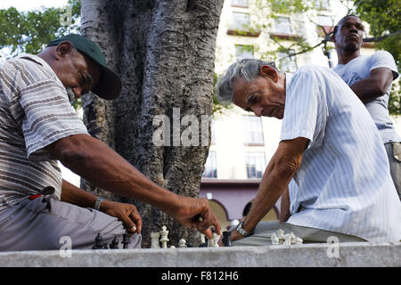 La Havane, Cuba. 29 Oct, 2015. Deux hommes jouer fromage sur le Paseo del Prado à La Havane Cuba, 29 octobre 2015. Les citoyens des États-Unis avec des permissions spéciales peuvent se rendre à Cuba. Les autorités cubaines sont en train de négocier avec les États-Unis sur des pourparlers de normalisation pour ouvrir Cuba aux États-Unis. Photo © Andre Andre oublier oublier/ZUMA/Alamy Fil Live News Banque D'Images