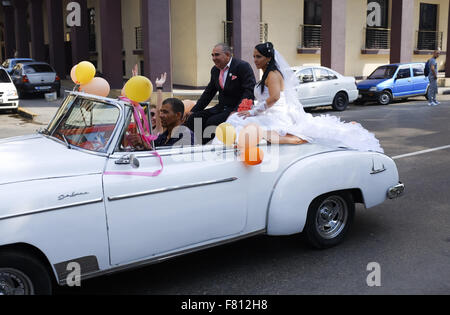 La Havane, Cuba. 29 Oct, 2015. Un couple de célébrer leur mariage dans une voiture classique le long de la Paseo de mart' à La Havane Cuba, 29 octobre 2015. Les citoyens des États-Unis avec des permissions spéciales peuvent se rendre à Cuba. Les autorités cubaines sont en train de négocier avec les États-Unis sur des pourparlers de normalisation pour ouvrir Cuba aux États-Unis. Photo © Andre Andre oublier oublier/ZUMA/Alamy Fil Live News Banque D'Images