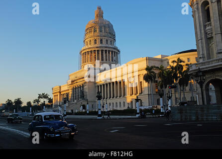 La Havane, Cuba. 29 Oct, 2015. Une voiture classique entraîne le long du Paseo de Mart' comme le soleil levant s'allume El Capitolio, ou National Capitol Building à La Havane Cuba, 29 octobre 2015. Les citoyens des États-Unis avec des permissions spéciales peuvent se rendre à Cuba. Les autorités cubaines sont en train de négocier avec les États-Unis sur des pourparlers de normalisation pour ouvrir Cuba aux États-Unis. Photo © Andre Andre oublier oublier/ZUMA/Alamy Fil Live News Banque D'Images