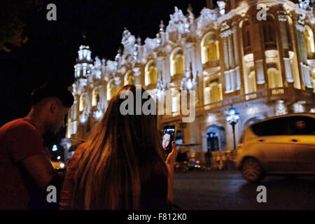 La Havane, Cuba. 27 Oct, 2015. L'utilisation de la jeunesse hôtel wifi pour se connecter sur les médias sociaux à La Havane Cuba, 27 Oct 2015. Les autorités cubaines sont en train de négocier avec les États-Unis sur des pourparlers de normalisation pour ouvrir Cuba aux États-Unis. Photo © Andre Andre oublier oublier/ZUMA/Alamy Fil Live News Banque D'Images