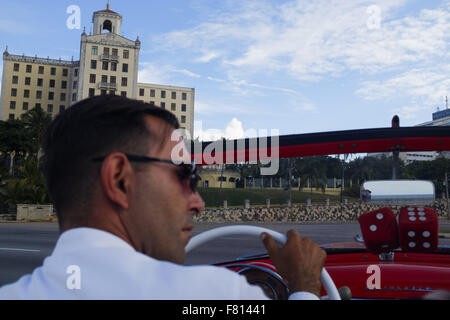 La Havane, Cuba. 27 Oct, 2015. Un chauffeur de taxi passe l'Hôtel Nacional de Cuba le long du Malecon de La Havane Cuba, 27 Oct 2015. Les autorités cubaines sont en train de négocier avec les États-Unis sur des pourparlers de normalisation pour ouvrir Cuba aux États-Unis. Photo © Andre Andre oublier oublier/ZUMA/Alamy Fil Live News Banque D'Images