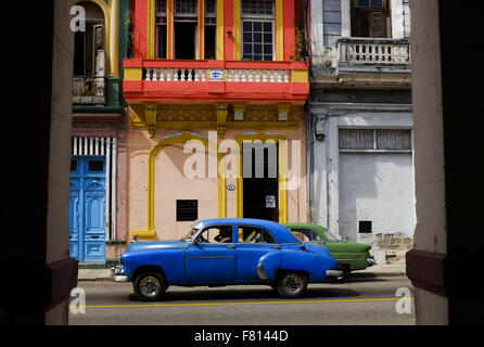 La Havane, Cuba. 28 Oct, 2015. Une ancienne voiture coloré est vu La Havane Cuba, 28 Oct 2015. Les autorités cubaines sont en train de négocier avec les États-Unis sur des pourparlers de normalisation pour ouvrir Cuba aux États-Unis. Photo © Andre Andre oublier oublier/ZUMA/Alamy Fil Live News Banque D'Images