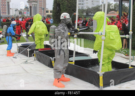 Lima, Pérou. 19Th Mar, 2015. Les membres du grand corps des pompiers bénévoles, participer à une inspection et d'intervention pour percer les fuites de substances chimiques, dans le cadre de la 4e Congrès International d'urgence : Première réponse, à Lima, Pérou, le 3 décembre 2015. Crédit : Luis Camacho/Xinhua/Alamy Live News Banque D'Images