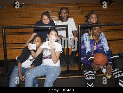 Les adolescents traîner dans la salle de sport après l'école à un centre communautaire local dans le lower Manhattan, New York City. Banque D'Images