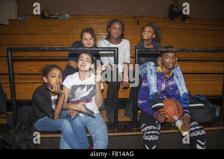 Les adolescents traîner dans la salle de sport après l'école à un centre communautaire local dans le lower Manhattan, New York City. Banque D'Images