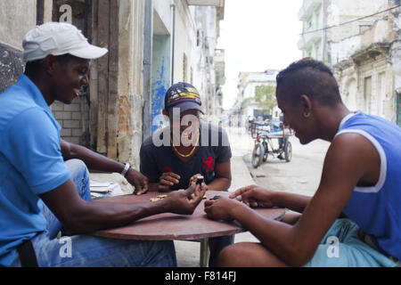 28 octobre, 2015 - La Havane, Cuba - Les hommes jouent aux dominos à La Havane Cuba, 28 Oct 2015. Les autorités cubaines sont en train de négocier avec les États-Unis sur des pourparlers de normalisation pour ouvrir Cuba aux États-Unis. Photo André Forget (Image Crédit : © Andre oublier via Zuma sur le fil) Banque D'Images