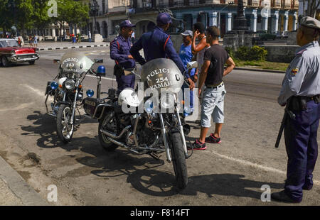 La Havane, Cuba. 28 Oct, 2015. Question de la police des hommes à La Havane Cuba, 28 Oct 2015. Les autorités cubaines sont en train de négocier avec les États-Unis sur des pourparlers de normalisation pour ouvrir Cuba aux États-Unis. Photo © Andre Andre oublier oublier/ZUMA/Alamy Fil Live News Banque D'Images