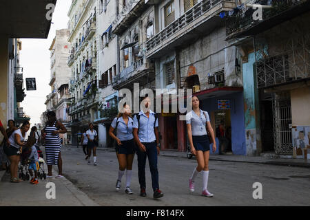 La Havane, Cuba. 28 Oct, 2015. Les enfants de l'école à la tête des cours à La Havane Cuba, 28 Oct 2015. Les autorités cubaines sont en train de négocier avec les États-Unis sur des pourparlers de normalisation pour ouvrir Cuba aux États-Unis. Photo © Andre Andre oublier oublier/ZUMA/Alamy Fil Live News Banque D'Images