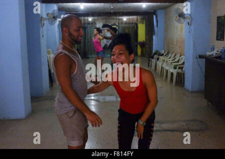 La Havane, Cuba. 28 Oct, 2015. Professeurs de danse partager un laughin Havane Cuba, 28 Oct 2015. Les autorités cubaines sont en train de négocier avec les États-Unis sur des pourparlers de normalisation pour ouvrir Cuba aux États-Unis. Photo © Andre Andre oublier oublier/ZUMA/Alamy Fil Live News Banque D'Images