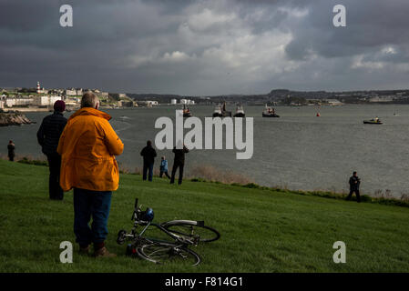 Plymouth, au Royaume-Uni. 4 Décembre, 2015. La Marine royale de sous-marins nucléaires Trident laissant Devonport Dockyard à Plymouth UK ce matin après 3 an et demi reposer coûtant plus de £3,5 millions de livres. Credit : Jonathan Somers/Alamy Live News Banque D'Images