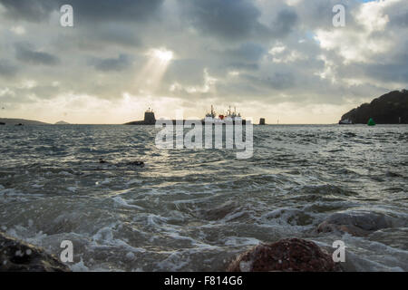 Plymouth, au Royaume-Uni. 4 Décembre, 2015. La Marine royale de sous-marins nucléaires Trident laissant Devonport Dockyard à Plymouth UK ce matin après 3 an et demi reposer coûtant plus de £3,5 millions de livres. Credit : Jonathan Somers/Alamy Live News Banque D'Images