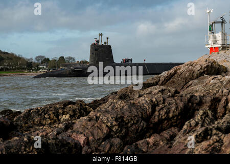 Plymouth, au Royaume-Uni. 4 Décembre, 2015. La Marine royale de sous-marins nucléaires Trident laissant Devonport Dockyard à Plymouth UK ce matin après 3 an et demi reposer coûtant plus de £3,5 millions de livres. Credit : Jonathan Somers/Alamy Live News Banque D'Images