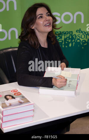 Motifs, Donegal, Belfast, Royaume-Uni. 4 Décembre, 2015. Le célèbre chef Nigella Lawson a été à Belfast signature des copies de son nouveau livre de Nigella 'Simplement'. Il y avait une grande file d'attente des personnes qui ont assisté à la signature Crédit : Bonzo/Alamy Live News Banque D'Images