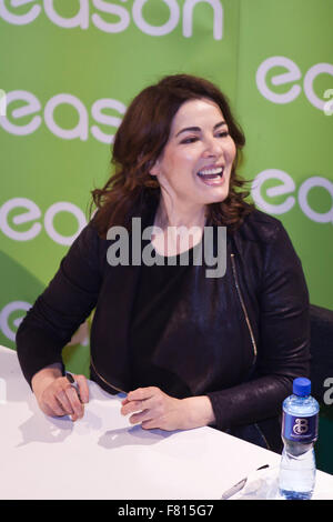 Motifs, Donegal, Belfast, Royaume-Uni. 4 Décembre, 2015. Le célèbre chef Nigella Lawson a été à Belfast signature des copies de son nouveau livre de Nigella 'Simplement'. Il y avait une grande file d'attente des personnes qui ont assisté à la signature Crédit : Bonzo/Alamy Live News Banque D'Images