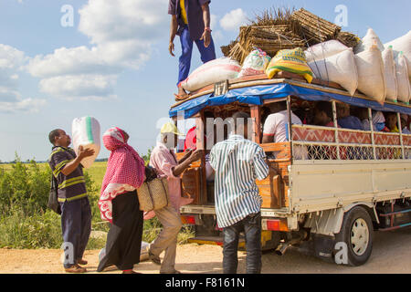 ZANZIBAR, TANZANIE - CIRCA Juillet 2013 : chargement et une assurance sur le transport public local connu sous le nom de véhicule Daladala, sur J Banque D'Images