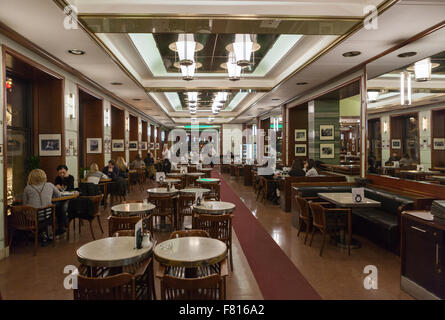 Intérieur de café Slavia dans le centre de Prague, République Tchèque, Europe Banque D'Images