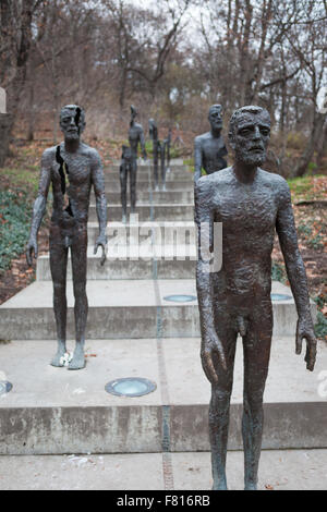 Monument aux victimes du communisme qui ont survécu et la rue Ujezd dans Mala Strana à Prague, République Tchèque, Europe Banque D'Images