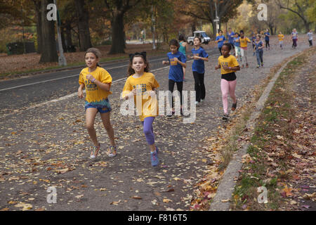 Les enfants de l'école élémentaire locale ensemble jogging sur la route à Prospect Park, Brooklyn, New York. Banque D'Images