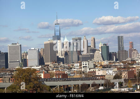 La recherche à travers les quartiers résidentiels à Brooklyn avec le lower Manhattan skyline derrière qui se profile. NYC Banque D'Images