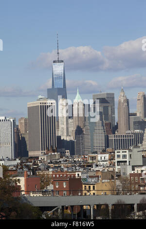 La recherche à travers les quartiers résidentiels à Brooklyn avec le lower Manhattan skyline derrière qui se profile. NYC Banque D'Images