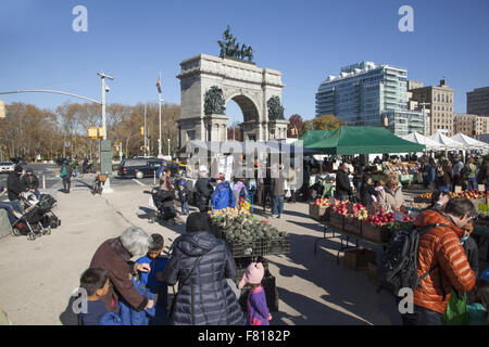 Les gens shopping en novembre à La Grand Army Plaza Farmers Market à Park Slope, Brooklyn, New York. Banque D'Images