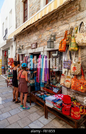 Les touristes du shopping dans la vieille ville de Bodrum, Bodrum, Province de Mugla, Turquie Banque D'Images