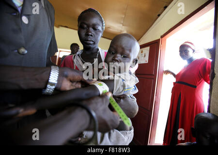 Les mères, les enfants et les nouveau-nés reçoivent des interventions sanitaires essentielles au cours d'une journée communautaire sur la santé de l'enfant dans l'état de Warrap, Lurcuk du Soudan du Sud le 19 septembre 2015. Vision mondiale a été travaillé dans cette région difficile à joindre depuis 1989 fournir des secours humanitaires et d'aide au développement. 19 Sep, 2015. Photo Andre oublier © © ZUMA/wire/Alamy Live News Banque D'Images