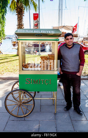 Un homme vend du pain à partir d'un Chariot Mobile traditionnel, Bodrum, Province de Mugla, Turquie Banque D'Images