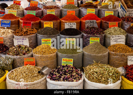 Spice stand au marché du lundi à Turunc près de Marmaris, Province de Mugla, Turquie Banque D'Images