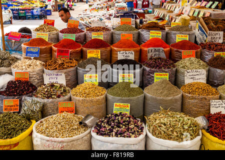 Spice stand au marché du lundi à Turunc près de Marmaris, Province de Mugla, Turquie Banque D'Images